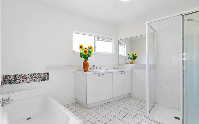Ferguson St The Beach House Cosy Cottage with Pool – Bathroom – Sunshine Beach