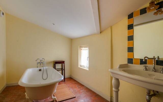 Secluded Holiday Home in Rustrel With Swimming Pool