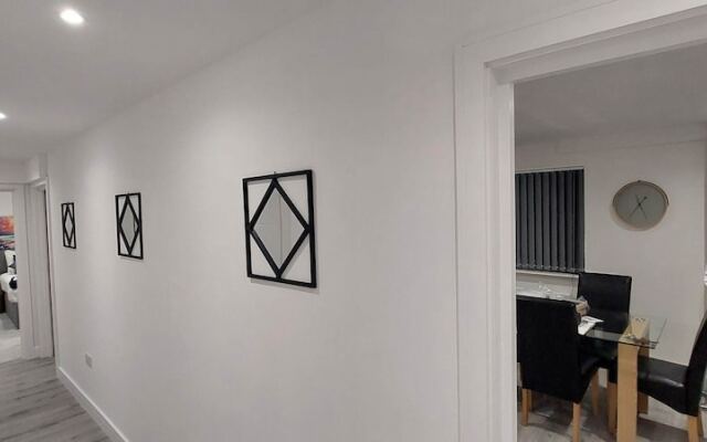 Modern 3 Bedrooms Apt. 01 - Camberley