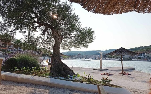 Coastal Apartment - Sleeps 6, Balcony & Parking