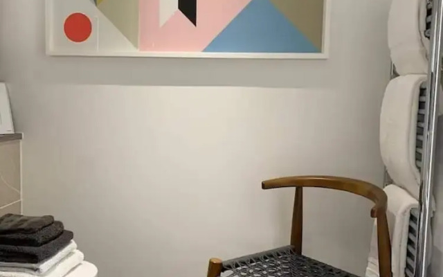 Stylish and Chic 1 Bedroom Apartment in Canning Town