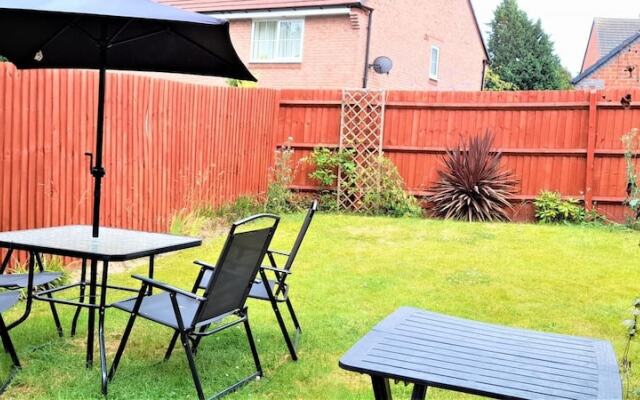Modern 4 Bed House Sleeps 8 - Free Parking