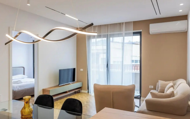 Tirent Apartment-Modern 1-Bedroom Stay Near Liqeni i Thatë