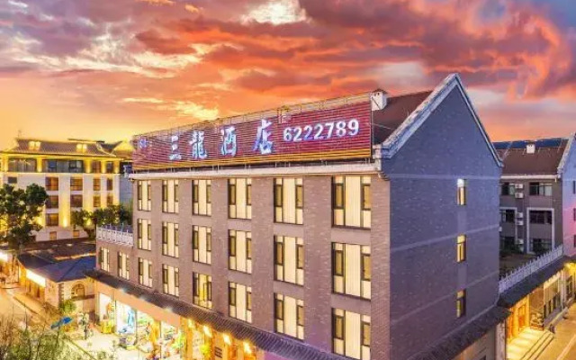 Maitreya Sanlong Hotel (Huquan Hot Spring Ecological Park Honghe Water Town Branch)