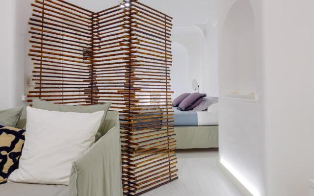 White Stylish Apartment 3