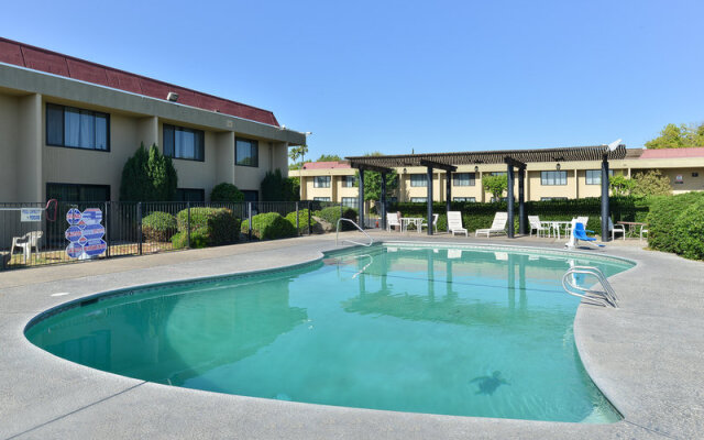 Rodeway Inn & Suites