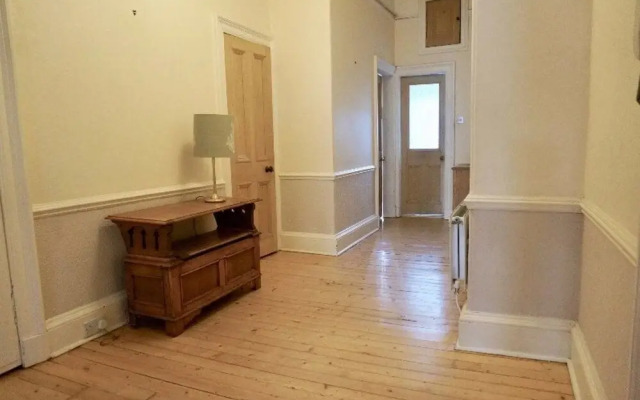 Stylish 3-Bedroom Period Apt Close To City Centre
