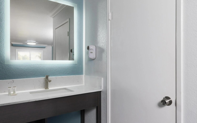 Travelodge by Wyndham Lemoore Near Naval Air Station