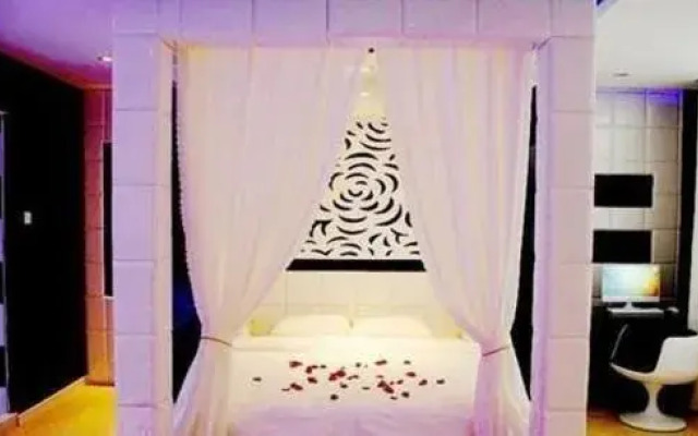 Yuhao Theme Hotel (Dongying Baolong City Plaza)