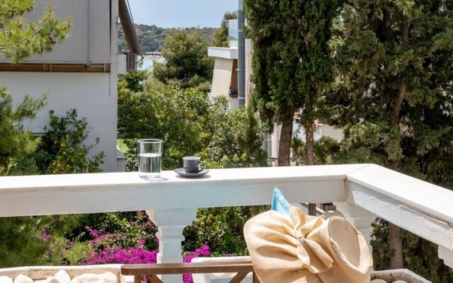 Breeze One Bedroom Apartment by BluPine