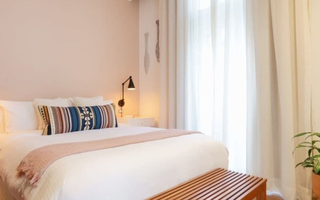 w Stunning 2BR With Balcony in Casco Viejo
