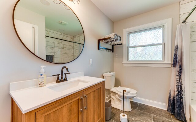 Charming Charlotte Home: 2 Mi to Downtown!