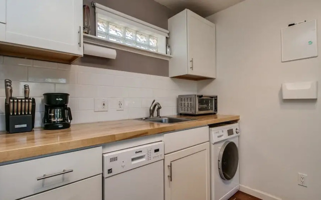 Charming Mid Town Guest House W/private Patio!