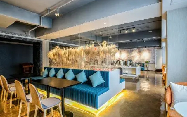 Shiyanhuang Hotel (Chongqing West Railway Station Erlang Subway Station)