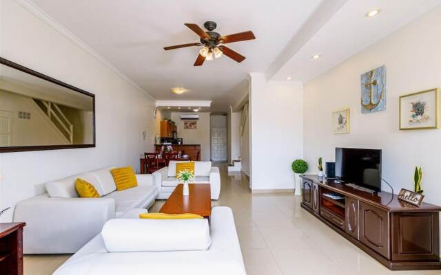 2BR Townhouse 3min Walk 2 Eaglebeach w Pool BBQ