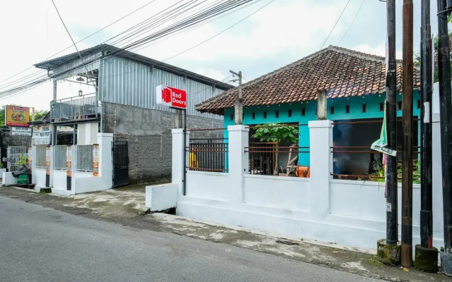 RedDoorz Syariah near Monjali 4 Yogyakarta