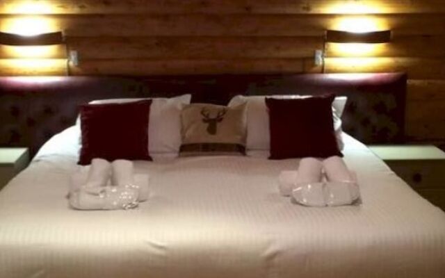 Pinetree Lodge Log Cabin