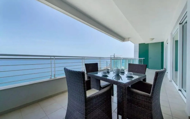 Seafront Luxury Apartment, Pool and Great Location
