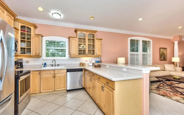 Tuscan Vacation Rental. Stylish 3-Bedroom Getaway Near Vanderbilt Beach Enjoy a Private Pool, Spacious Layout, and Modern Comforts Perfect for Families, Groups, and Pet-Friendly Stays