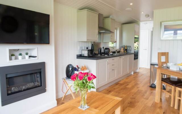 Super King Lodge-sleeps 2-hottub-sea View