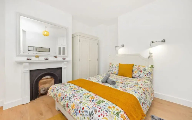 3 Bedroom 2 Bathroom Victorian Flat in Kensington