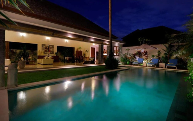 Luxury Private Villa, 4 BR, Canggu w/ Staff
