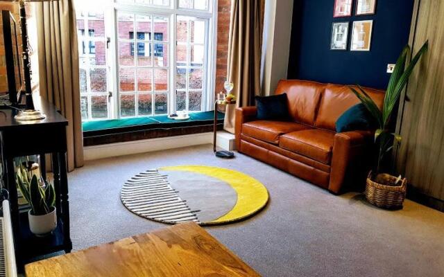 Cocoa Lily - River fronted studio with secure parking