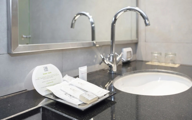 Silver Living Phrom Phong by Favstay