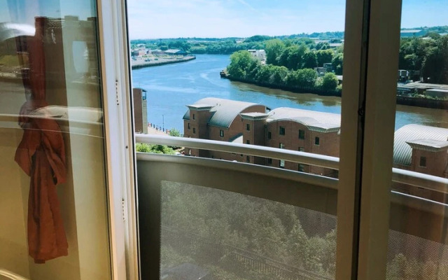 Modern 2 bedroom flat with stunning river views