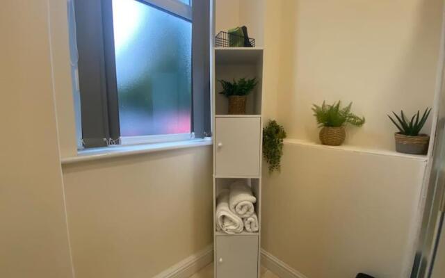 Modern studio apartment - great location!