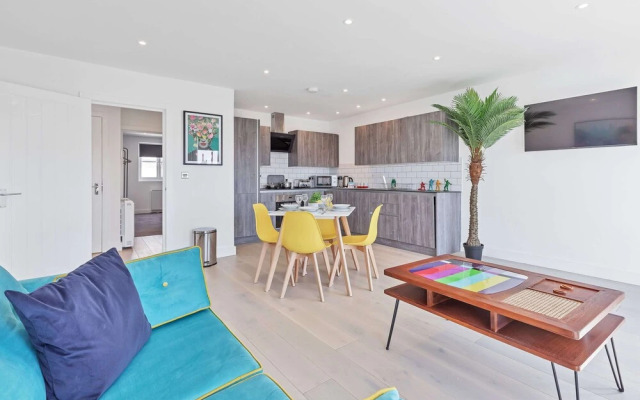 Right On : Bright On Apartment 1B | By My Getaways