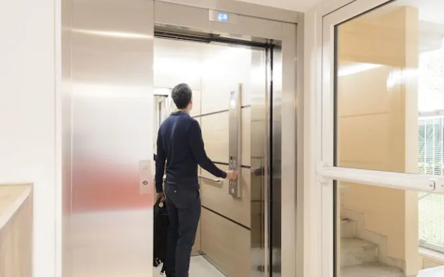 Hotel Les Portes De Paris