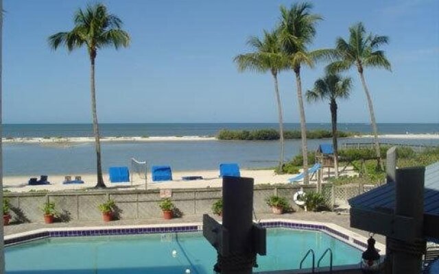 Mariner's Boathouse & Beach Resort