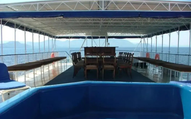 Houseboat With Aircon and Splash Pool - 2128
