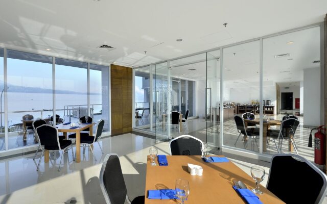 Whiz Prime Hotel Megamas Manado