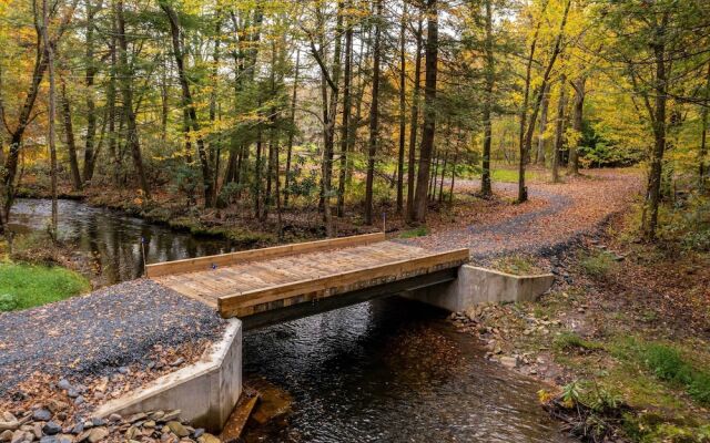 Cottage w/ Pond Views: 13 Mi to Camelback Mountain