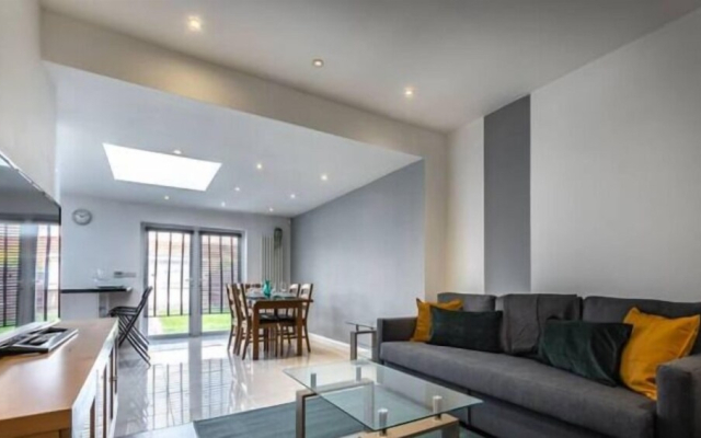Large 6 Bedroom House With Parking