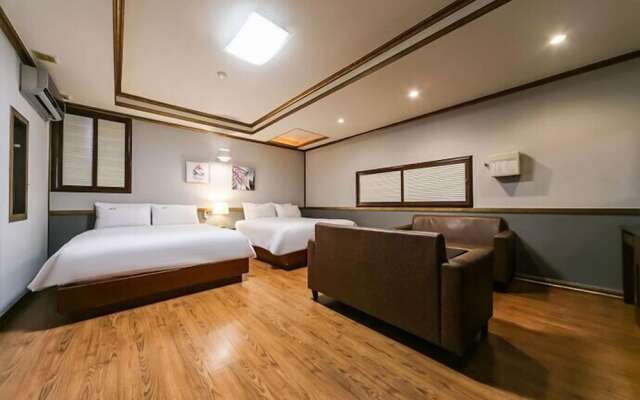 Sharp Hotel