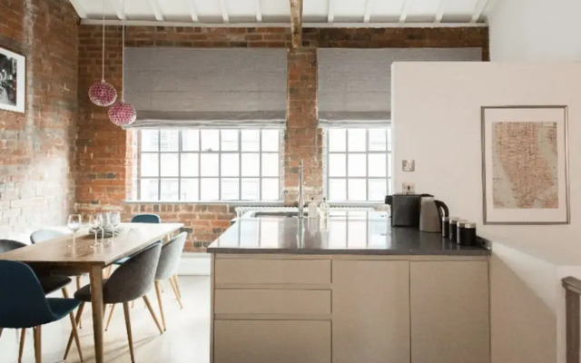 The Warehouse Loft - Trendy Converted Warehouse 3bdr