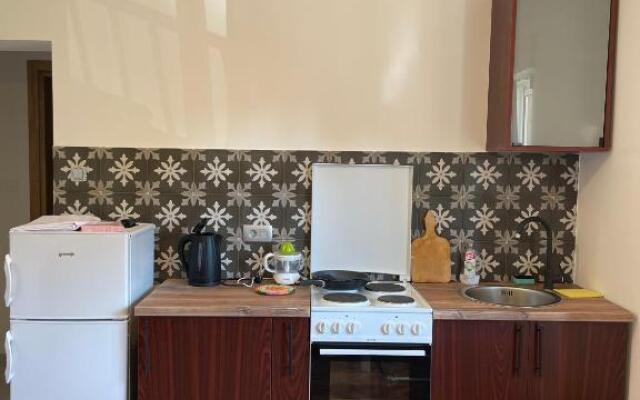 Entire 1-bedroom apartment with free parking