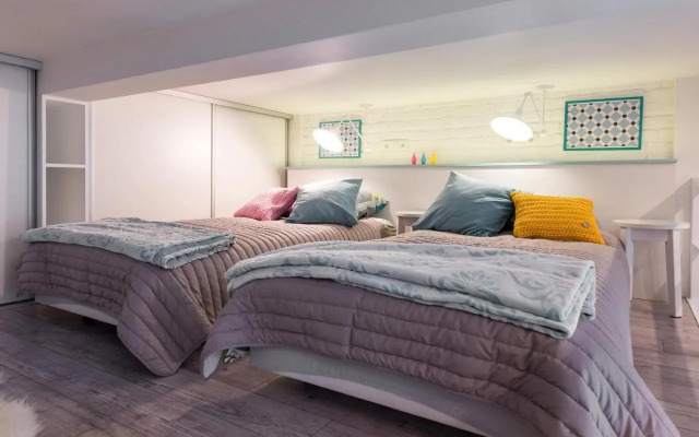 Cheerful Air Conditioned Apartment with Mezzanine And Parking - Old Town