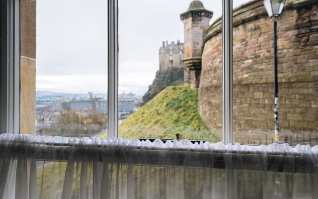 Chic 1BD Flat - W/views of Edinburgh Castle!