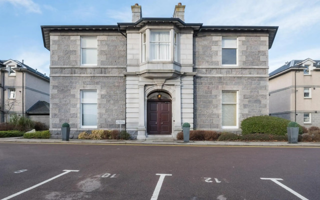 Marks At The Manor Luxury Riverside Apartments - Sleeps up to 4, with Parking and Sky TV