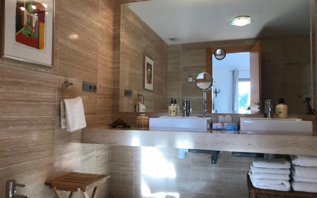 6482 - Luxury one level Penthouse