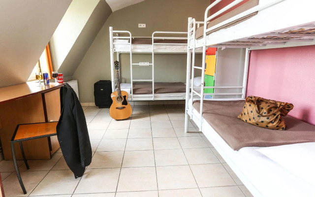 Хостел Le Montclair Montmartre by River