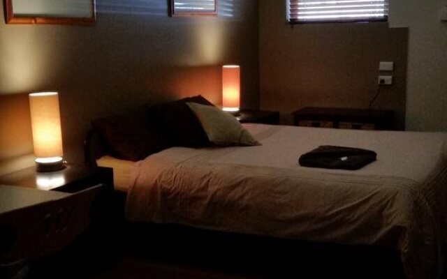 Willow Court Motel