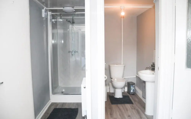 2ndhomestays -willenhall-charming 3-bedroom Home