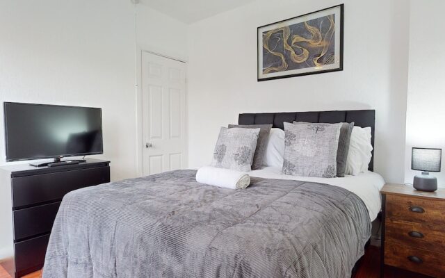 Dagenham - 4 Beds - Sleeps 8 - Wifi