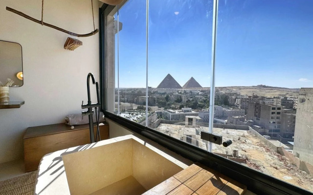 The 2 BDR Pyramids Vista w/ Bathtub