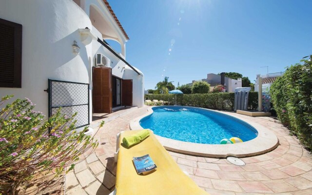 Nestled in Vilamoura, Private Pool, Free Off-street Parking, AC & Wifi